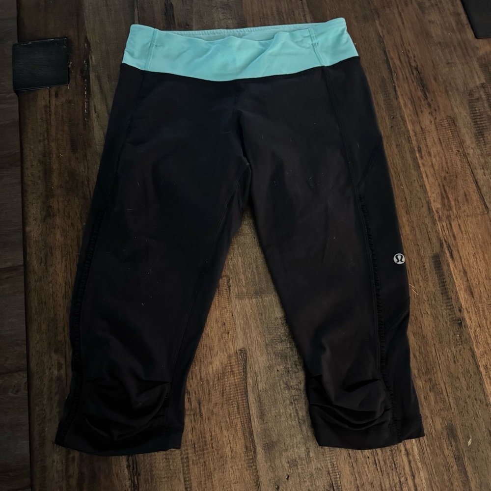 Lululemon Black and Blue Cropped Leggings - Picture 10 of 16